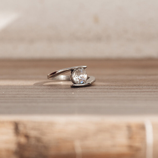 Zilver fame ring met crystal steen
