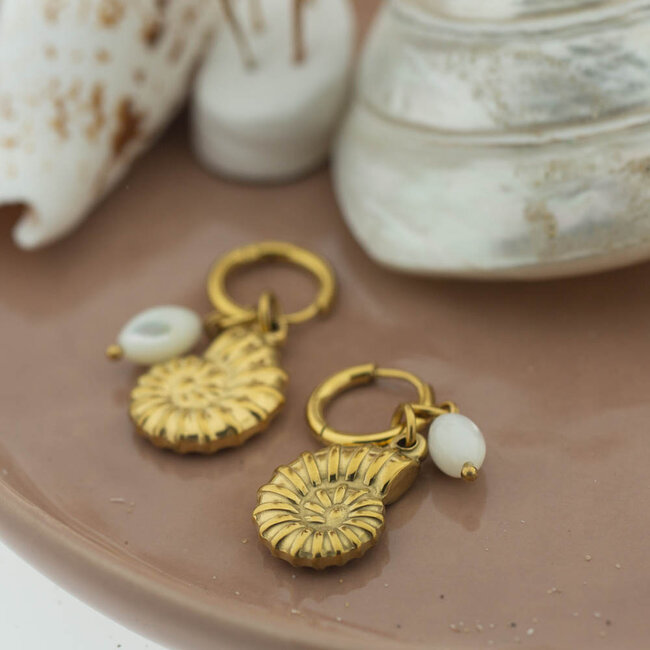 Sunset Soul oorbellen schelp goud