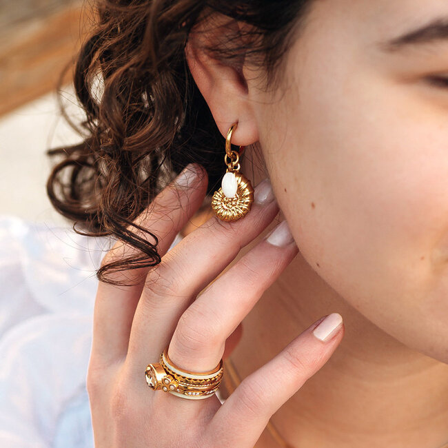 Sunset Soul oorbellen schelp goud