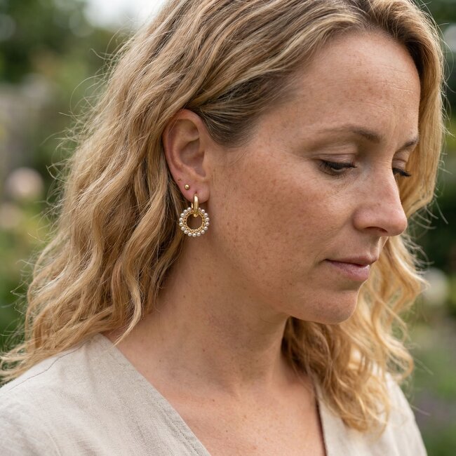 Biba Goudkleurige oorbellen met kleine witte pareltjes