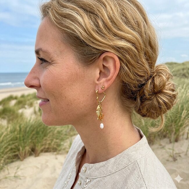 Day & Eve  Hart creool oorbellen met leuke bedels.