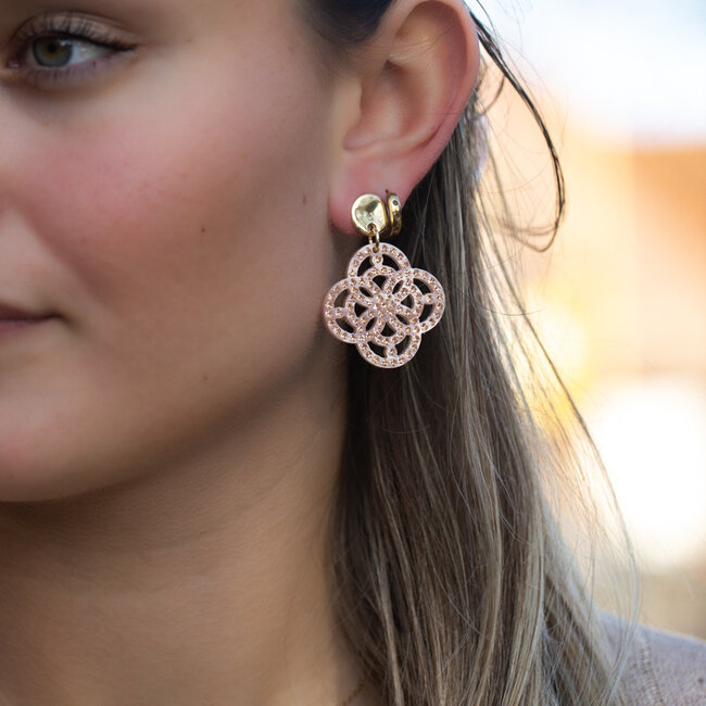 Roze glitter klaver boho oorbellen