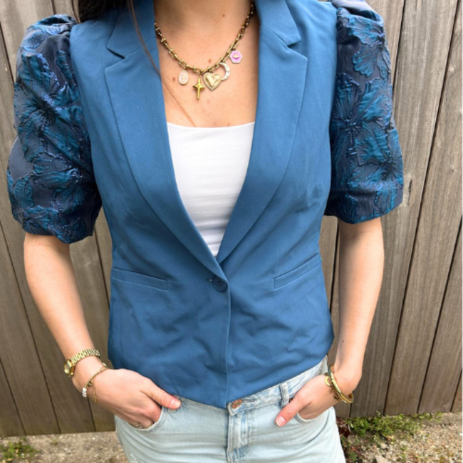 Blauwe blazer jasje met bijzondere mouwen