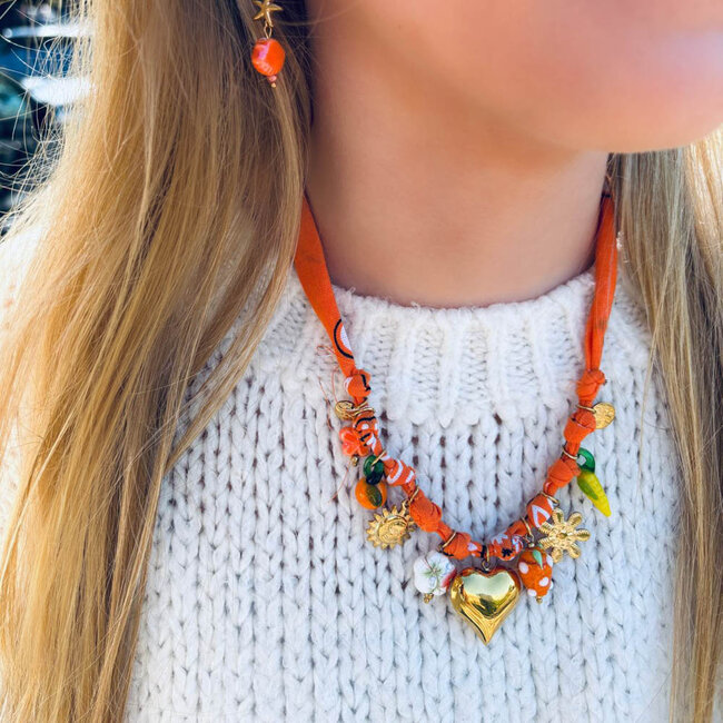 Opvallende oranje  bedelketting met groot hart