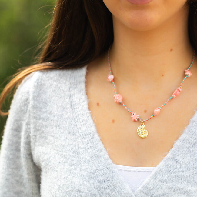 Biba Roze ketting met keramieken schelpjes en bedel