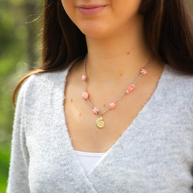 Biba Roze ketting met keramieken schelpjes en bedel