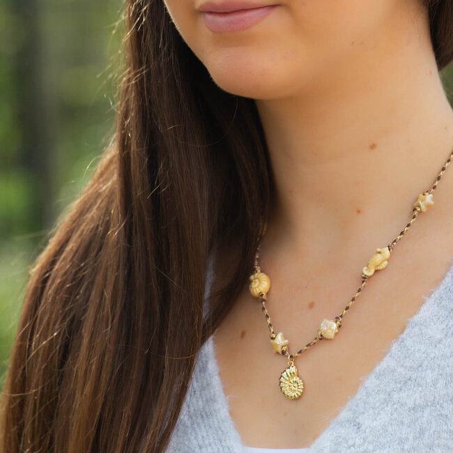 Bruine ketting met keramiek schelpjes en bedel