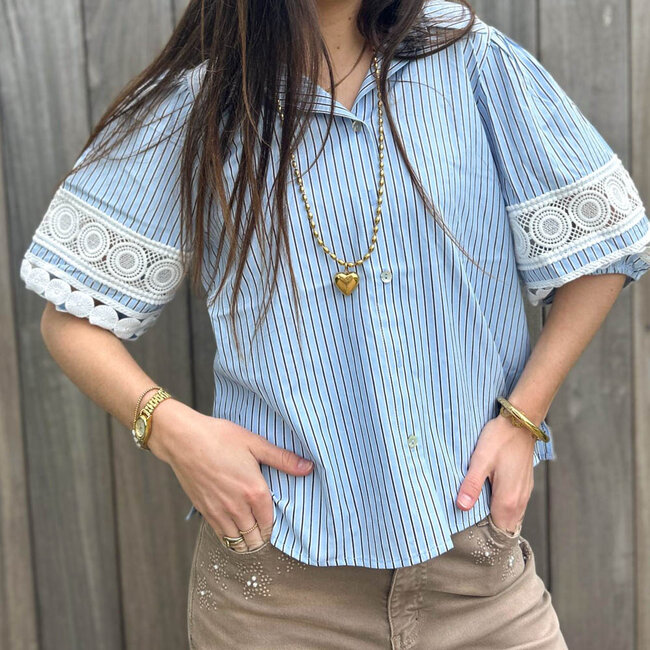 Blauwe streep blouse met kant mouwen