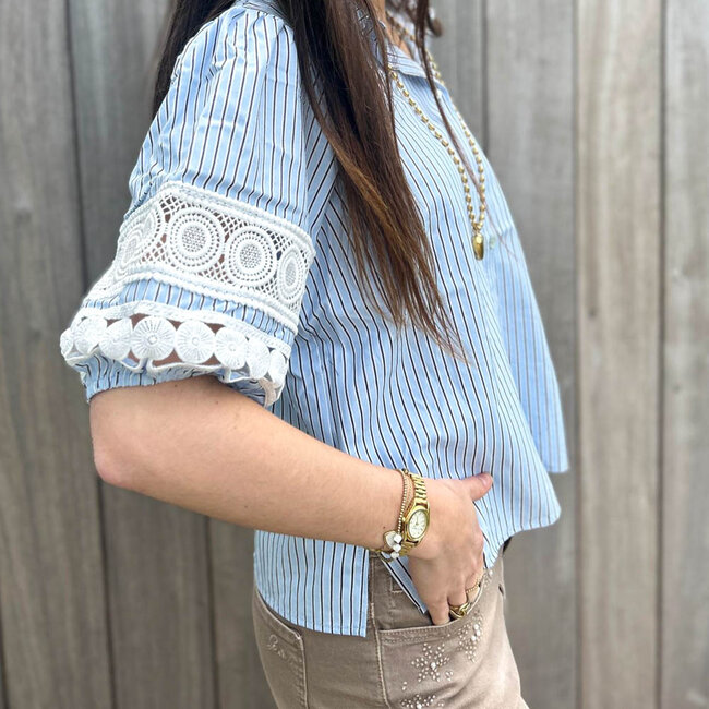 Blauwe streep blouse met kant mouwen