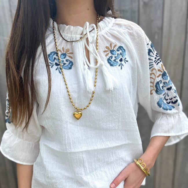 Prachtige witte blouse met blauwe opdruk mouwen