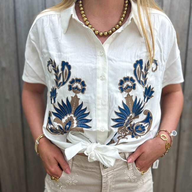 Witte Knoopblouse met opvallende toffe blauw beige  print