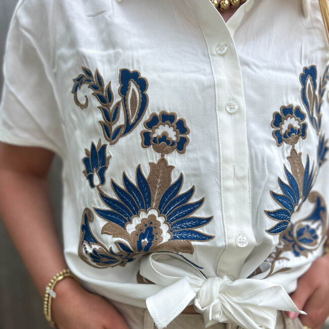 Witte Knoopblouse met opvallende toffe blauw beige  print