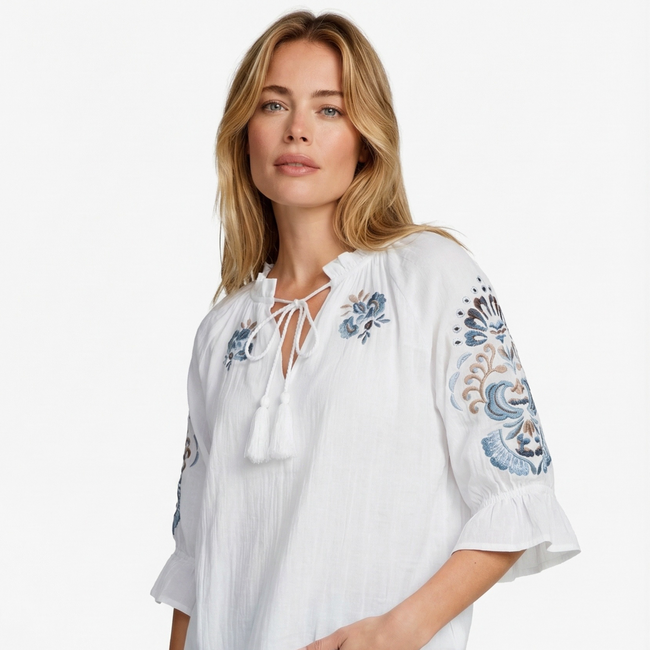 Prachtige witte blouse met blauwe opdruk mouwen