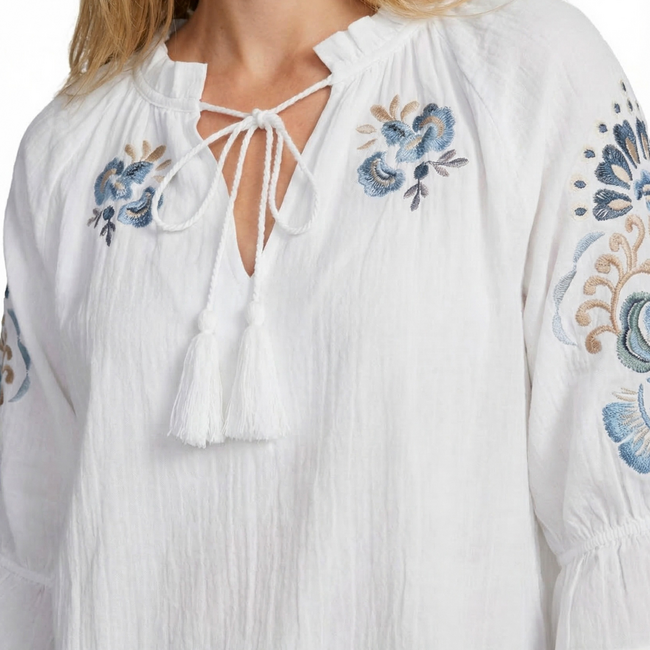 Prachtige witte blouse met blauwe opdruk mouwen