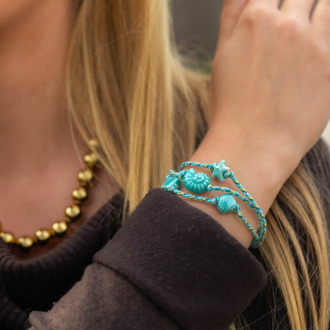 Biba Driedubbele turquoise armband met keramiek schelpen
