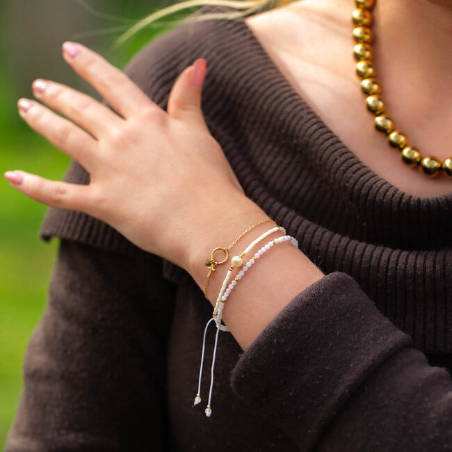 Wit met goud armbandset met bedeltjes en parel