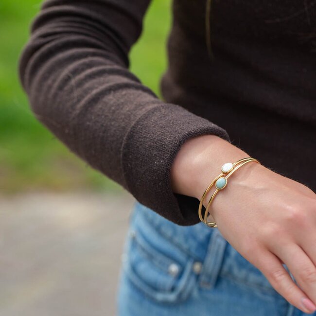 Stijlvolle bangle armband met wit steentje