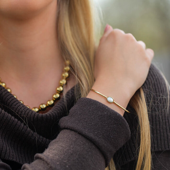 Stijlvolle bangle armband met wit steentje
