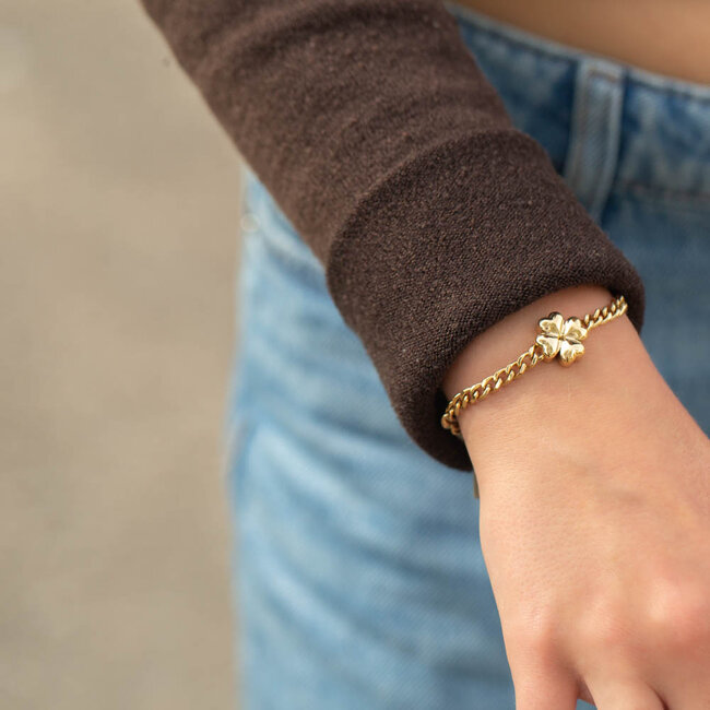 Armband met brede schakel en grote klaver