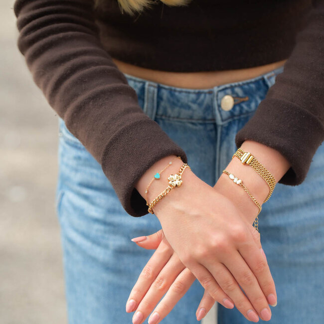 Armband met brede schakel en grote klaver
