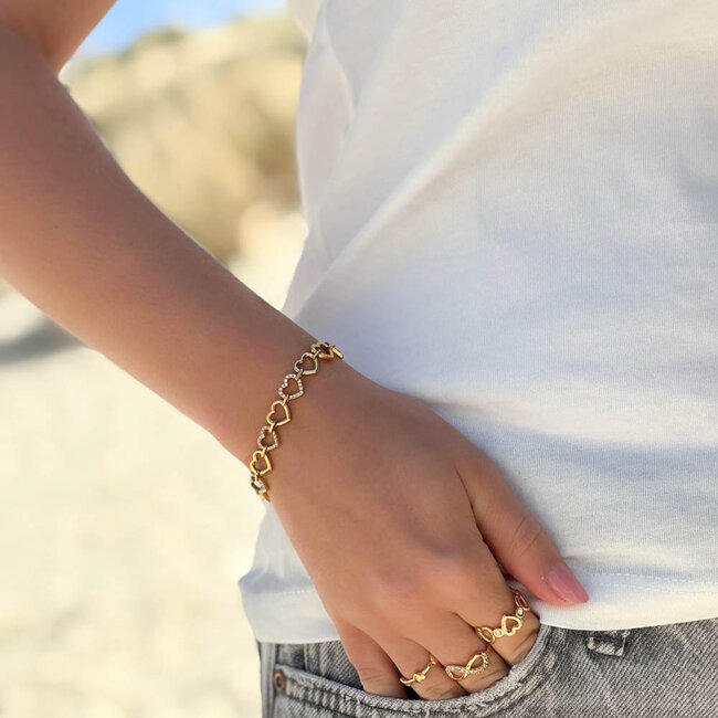 Gouden armband met harten en subtiele glitters