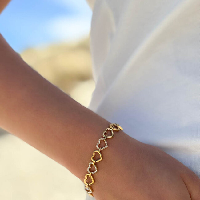 Gouden armband met harten en subtiele glitters
