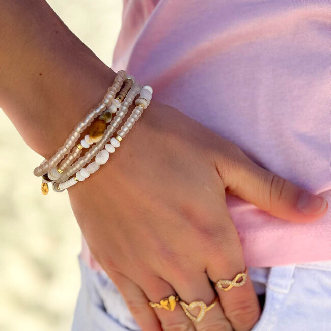 Biba Beige of witte beachy matte kralen armbandjes