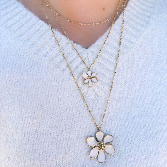 Vrolijke speelse driedubbele ketting met bloemen en witte kraaltjes