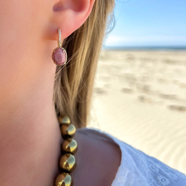 Goud creool oorbellen met glitters en roze rhodoniet steen