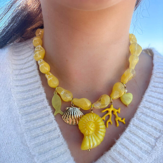 Gele statement ketting met grote gele schelp bedels