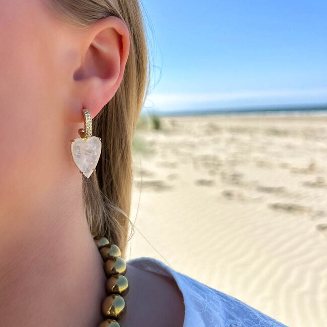 Beadle Goud glitter oorbellen met groot wit quartz hart