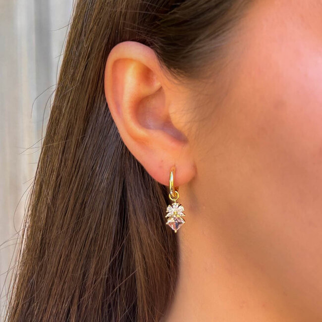 KARMA Goldplated orbellen met zachtroze en crystal bloem van zirconia