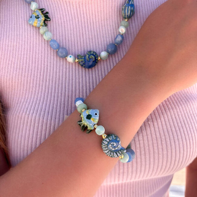 Armbandjes in zeekleuren met schelp, vis of  kralen