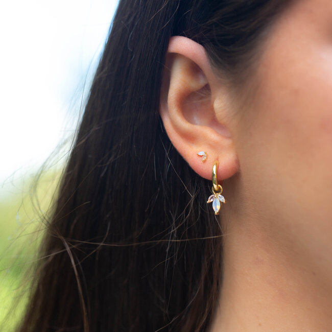 KARMA Goldplated zirconia  doorzichtig witte blaadjes oorbellen