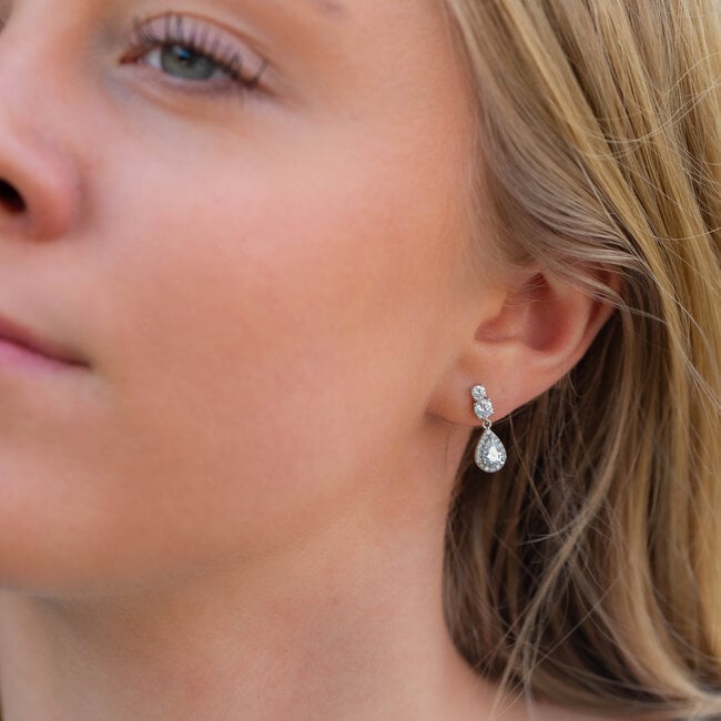 KARMA Echt zilveren oorbellen met druppelvormige zirconia hangers