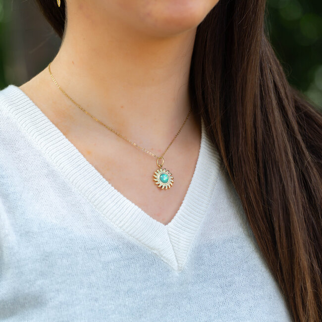 Goud fijne ketting met zonbedel en blauwe details