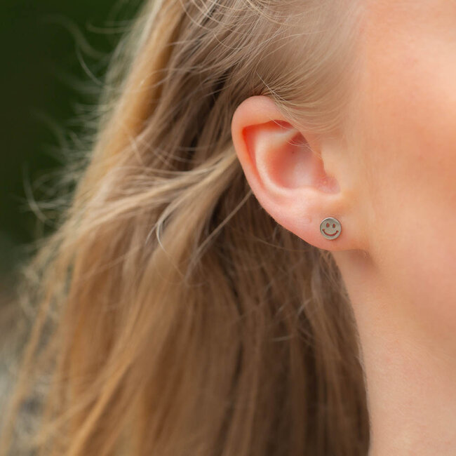 Vrolijke happy smiley oorbellen zilver