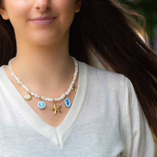 Beadle Fris blauw witte ketting met zee bedels