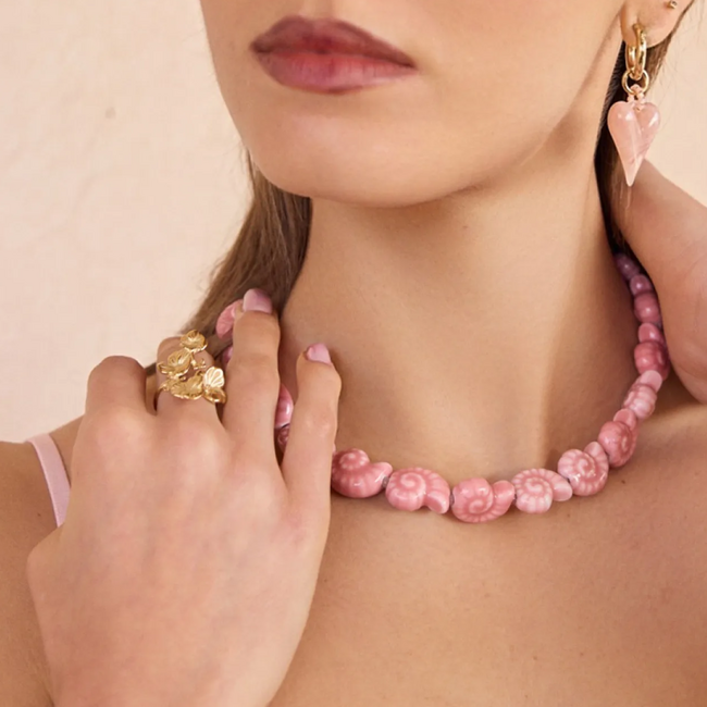 Beadle Ketting met roze keramiek schelpen