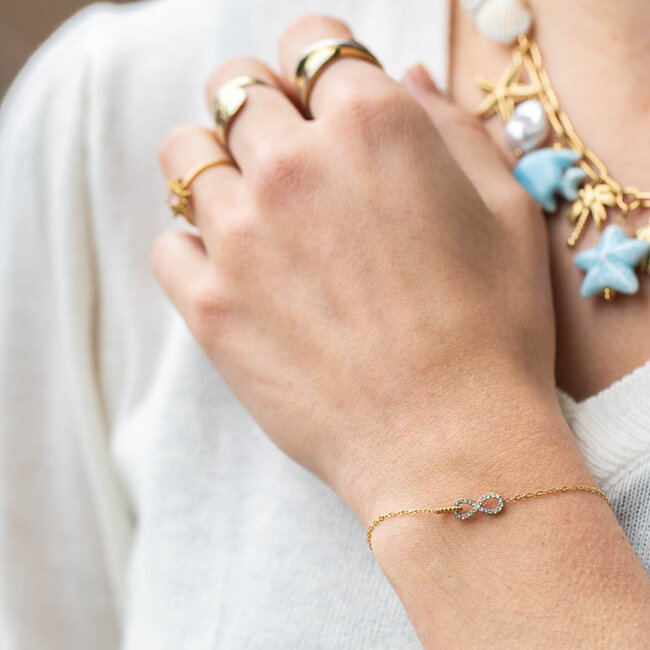 Goud infinity armband met subtiele glitters
