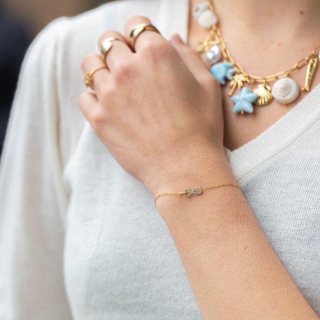 Goud infinity armband met subtiele glitters