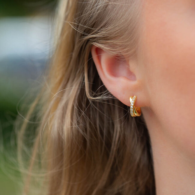 Gouden creolen met subtiele zirconia steentjes