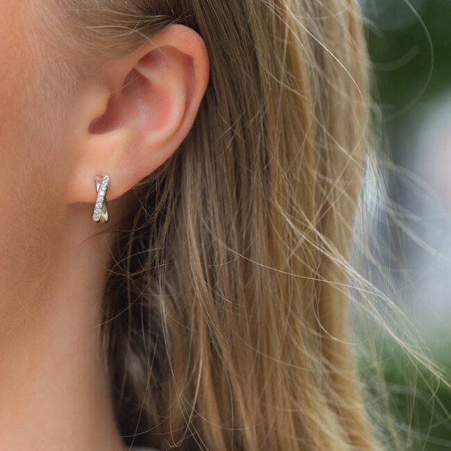 KARMA Zilver cross creolen met subtiele zirconia steentjes