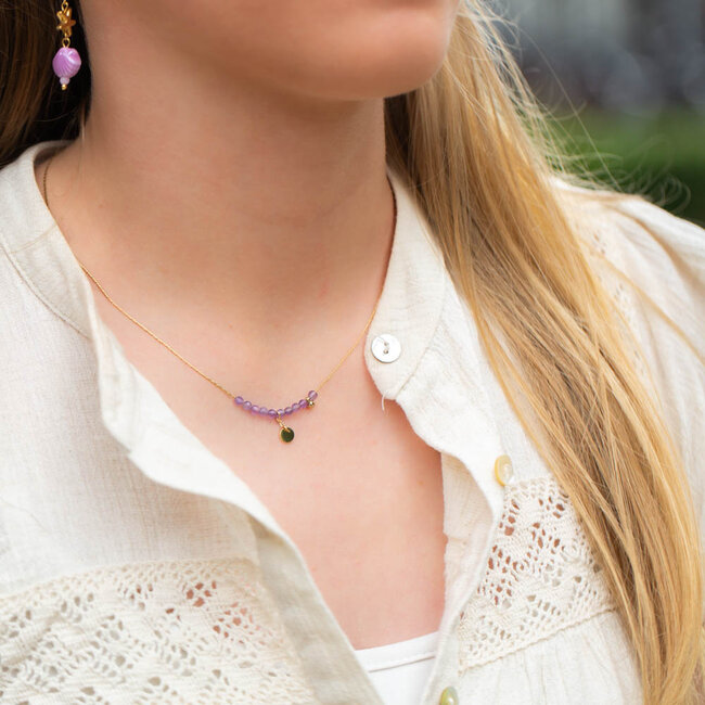 Ketting met amethyst paarse steentjes en een muntje