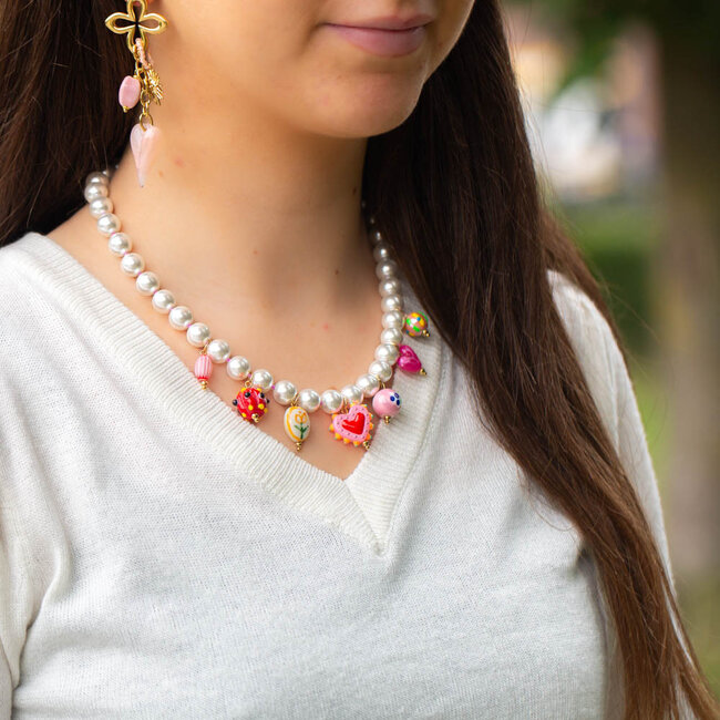 Beadle Vrolijke witte parelketting met gezellige roze hart bedels