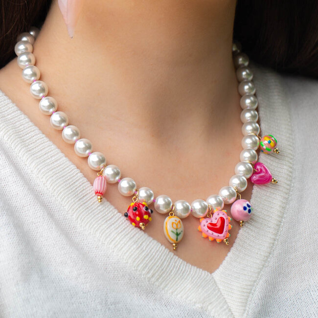 Beadle Vrolijke witte parelketting met gezellige roze hart bedels