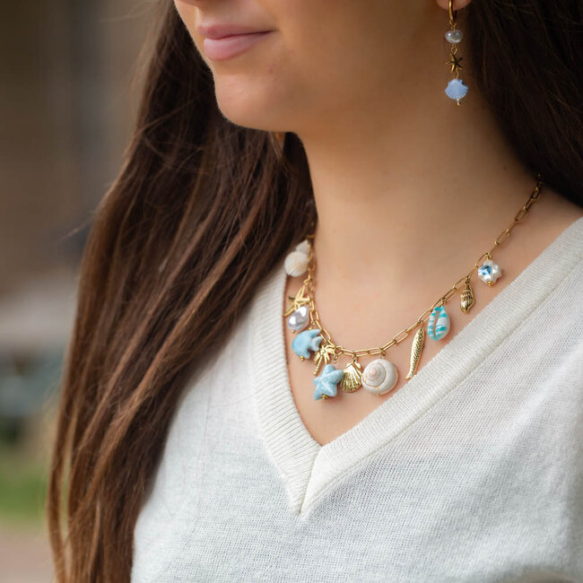 Beadle Strand bedel ketting met blauw witte schelpen en zee bedels