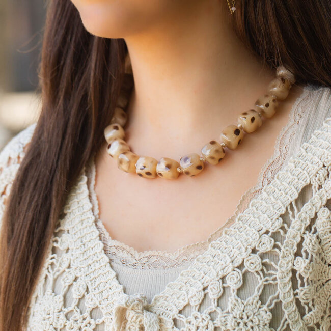Beadle Ketting in warme beige bruin tinten met subtiele tijgerprint