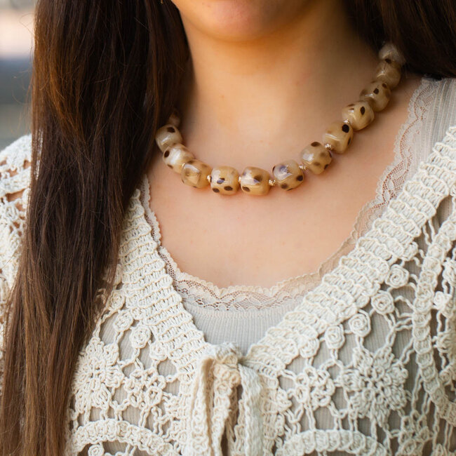 Beadle Ketting in warme beige bruin tinten met subtiele tijgerprint