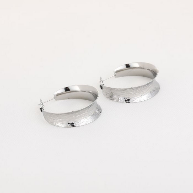 Beadle Zilverkleurige tijdloze stainless steel oorbellen